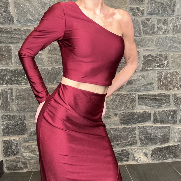 NWT Windsor 2-Pieces: Red Burgundy Wine One Sleeve Crop Top & Asymmetrical Skirt - Picture 3 of 14